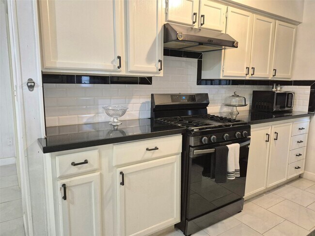 Building Photo - 854 Shawnee St