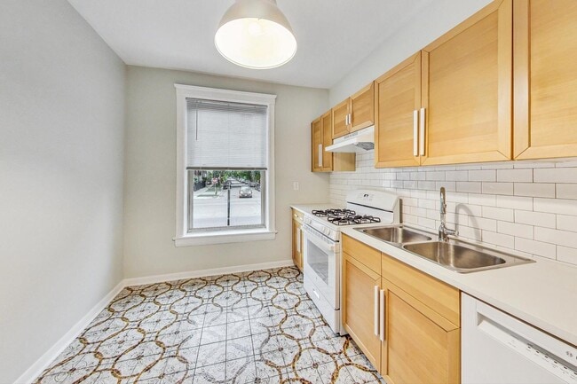 Building Photo - 4000 N Hermitage Ave