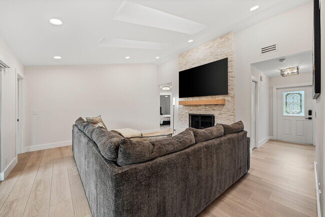 Building Photo - 13571 Jonquil Pl