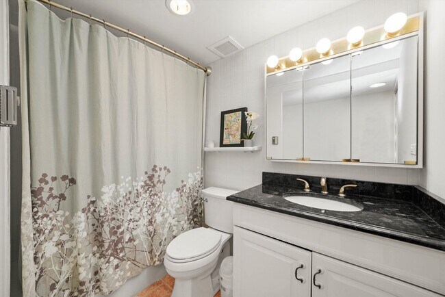 Building Photo - 175 E Delaware Pl