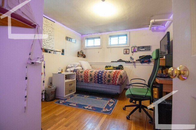 Building Photo - No Brokers Fee, heat, Hot Water Included, Garden Level Recently Renovated Unit, Laundry on a Site