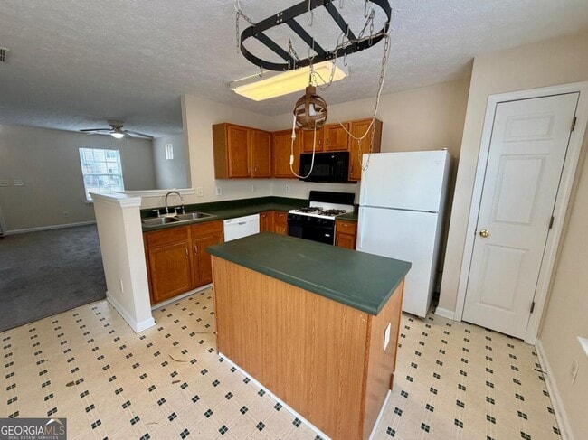 Building Photo - 235 Meadowridge Dr