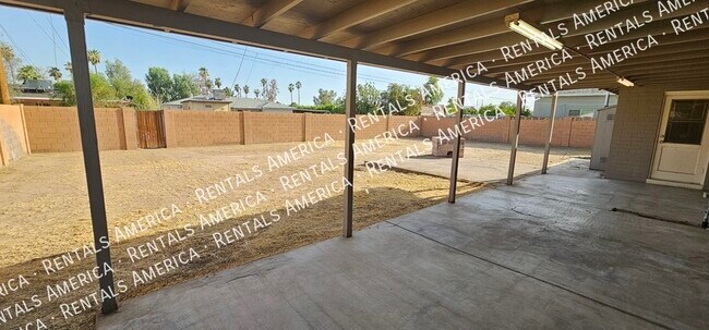 Building Photo - 2131 W Luke Ave