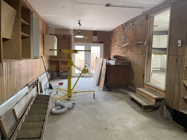 Building Photo - HUGE 3 Bed/2 Bath Home with your own private workshop + oversized garage