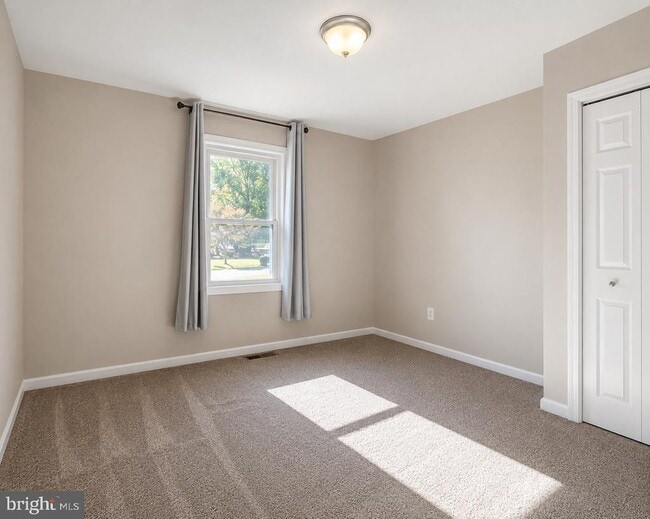 Building Photo - 15 English Oak Cir