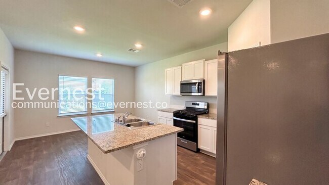 Building Photo - 3 Bed/2.5 Bath Home with Fenced Yard & Garage / Vouchers Accepted / Available Now!