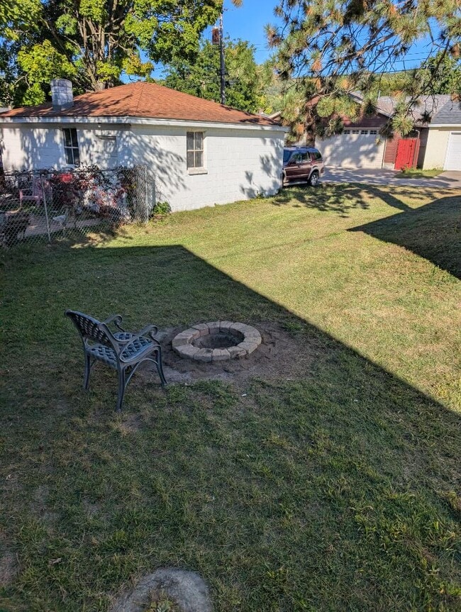 Building Photo - 772 Hillview Ave