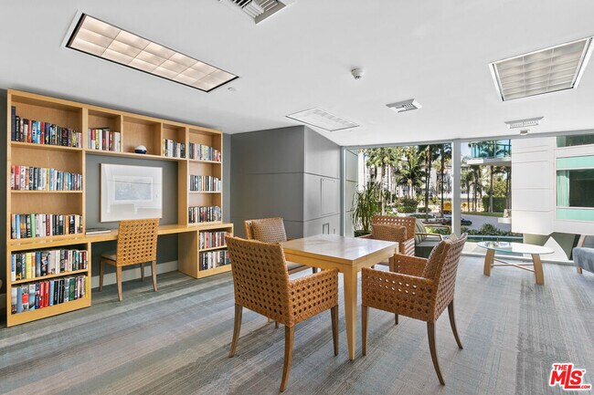 Building Photo - 13600 Marina Pointe Dr