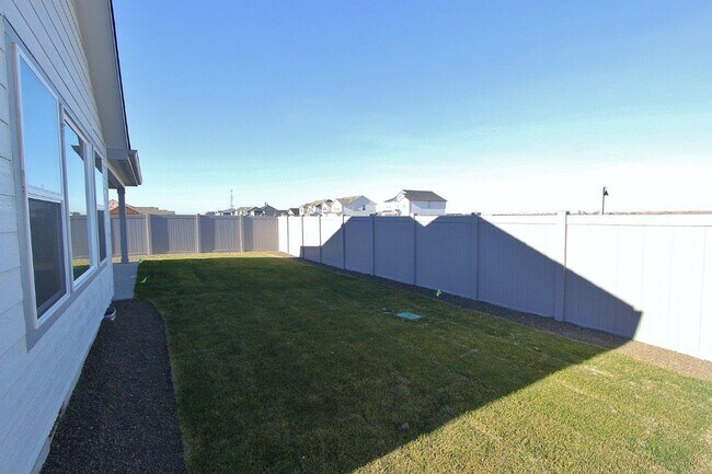 Building Photo - Immaculate Single-Level Home