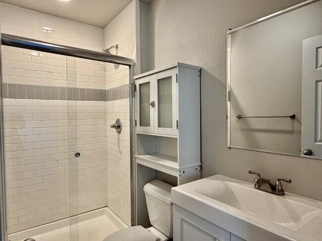 Building Photo - Spacious 4 bedroom, 3 bathroom home in the heart of Aurora is ready for immediate move in! Conven...