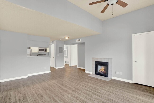 Building Photo - 1/1 Condo in Gated Lakefront Community of Altamonte Springs!