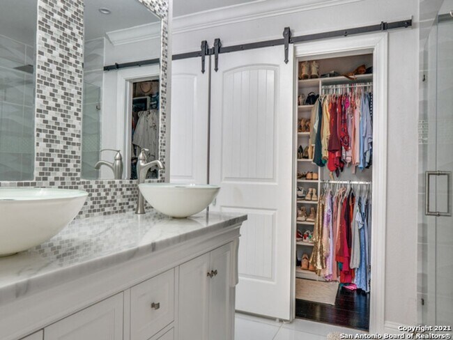 Building Photo - BEAUTIFULLY RENOVATED 4-BEDROOM HOME IN HUNTINGTON PLACE