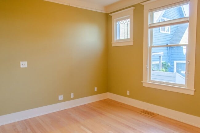 Building Photo - 4Bd/2.75Ba Seattle House