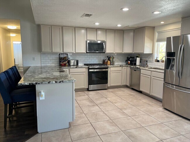 Building Photo - ****Move In Special**** $300 off 1st Month...