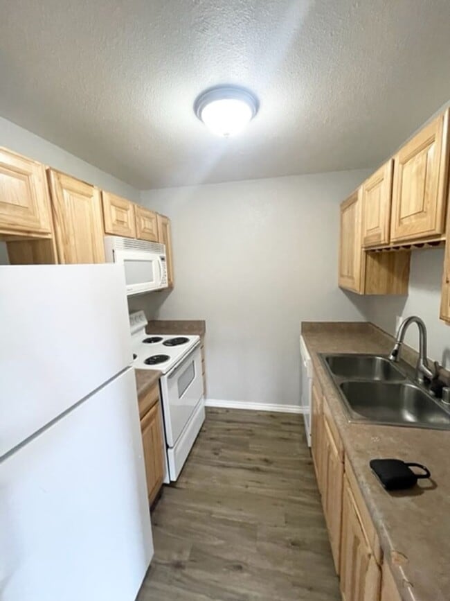 Interior Photo - 421 - 425 E Fountain Pl