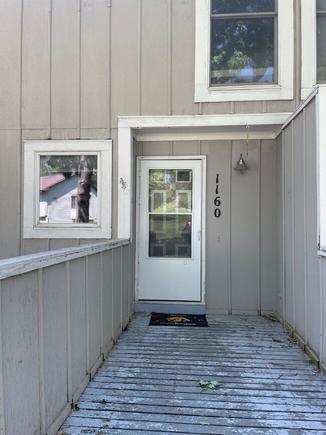 Building Photo - 2 Bed/1.5 Bath Condo Close to UIHC!