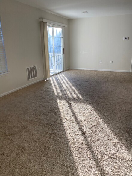 Building Photo - 300 Grosvenor Ln