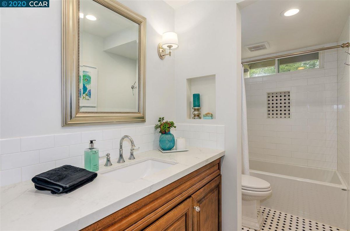 Building Photo - 2716 Oak Rd