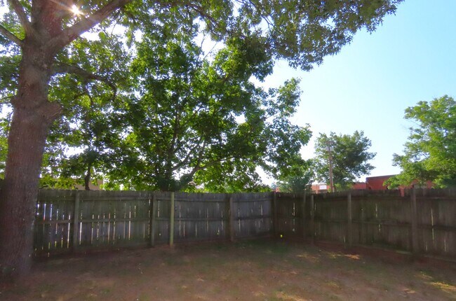 Building Photo - South Tyler! Spacious 3 Bedroom, 2 Bath Du...
