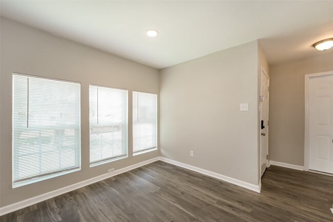 Building Photo - 5630 Gineridge Dr