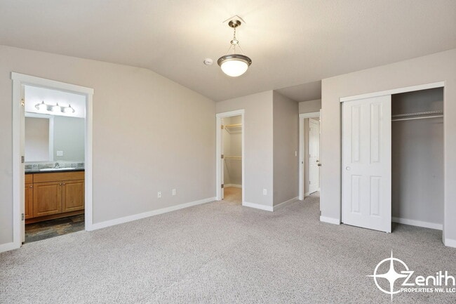 Building Photo - 5618 NE 74th Ct