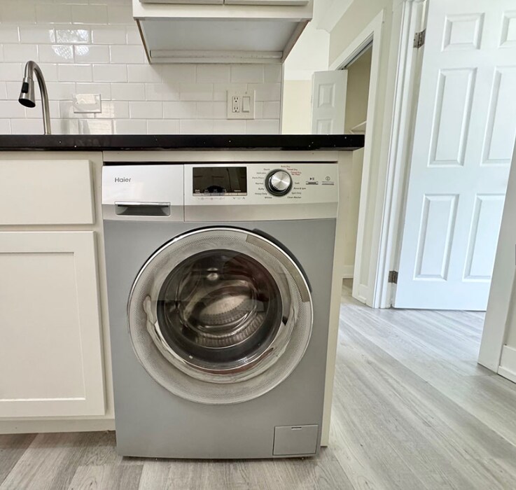 Building Photo - 1425 W Hutchinson St