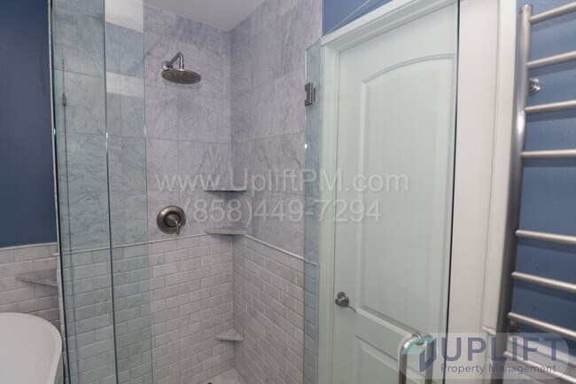 Building Photo - Cozy 2B/2BA with office/den