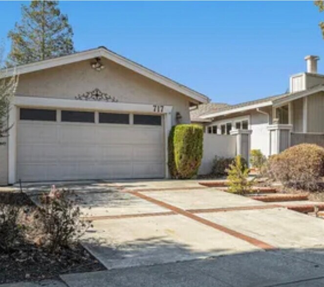 Building Photo - 717 Navaronne Way