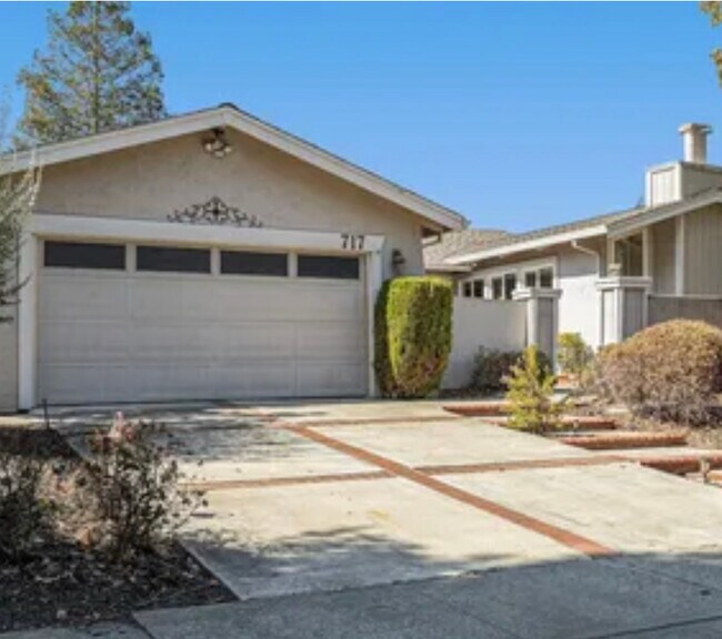 Building Photo - 717 Navaronne Way