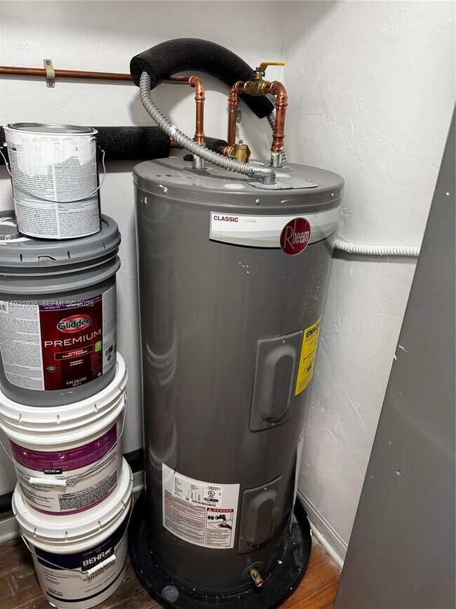 Building Photo - 725 NE 91st St