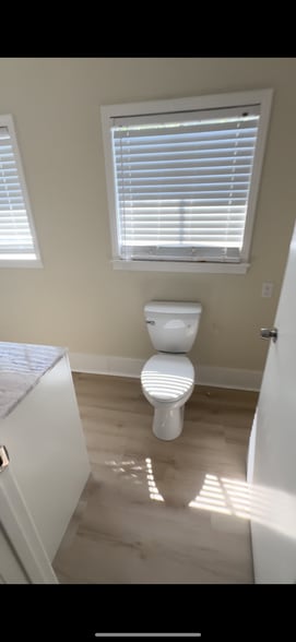 Bathroom - 2006 Cherry St