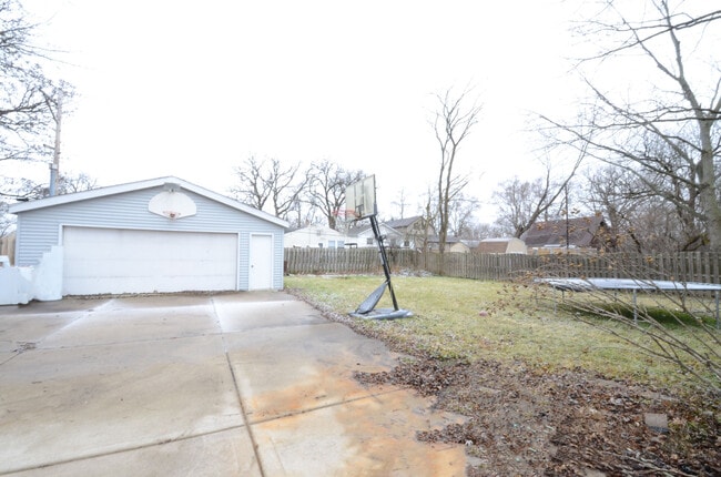 Building Photo - 23247 W N Lakewood Ln