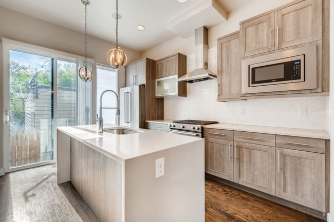 Building Photo - High Street Townhomes 3 bedroom unit with ...