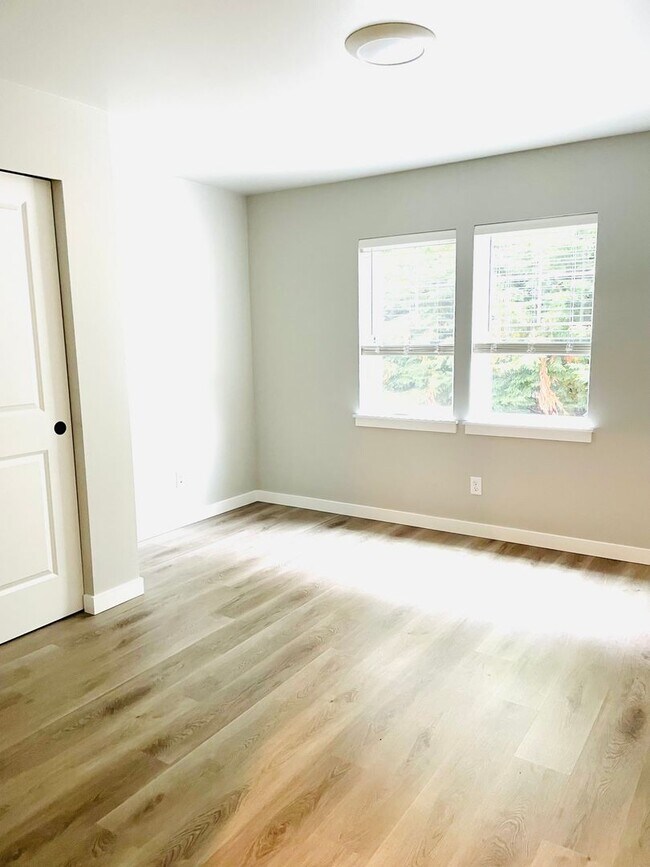 Building Photo - Newer Two Bedroom Apartment!