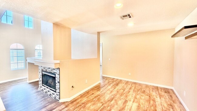 Building Photo - Bright & Lovely Two Story Townhome in the VistaMonte at San Luis Rey HOA Community of Oceanside!