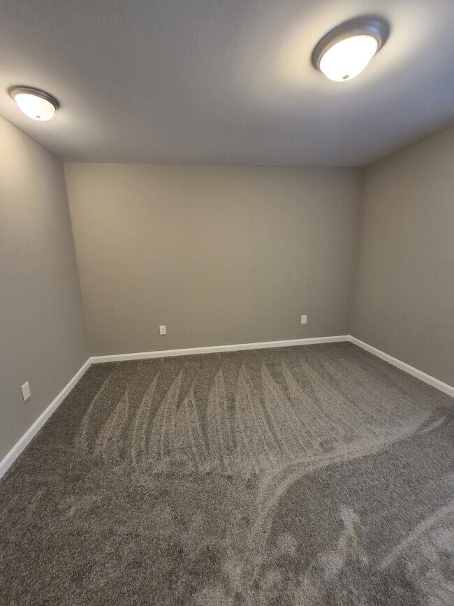 Building Photo - 595 Vaughn Rd