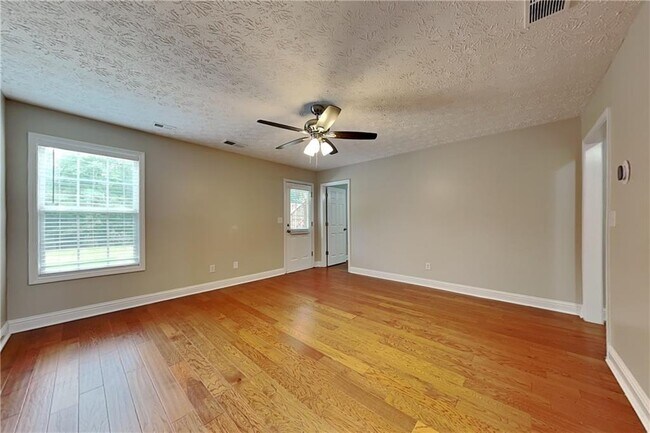 Building Photo - 990 Golden Meadows Ln