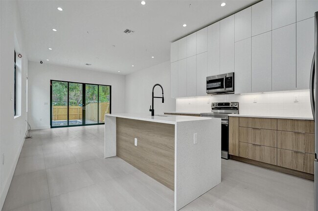 Building Photo - 606 SW 7th Ave