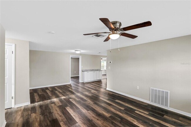Building Photo - 1415 Classic Dr