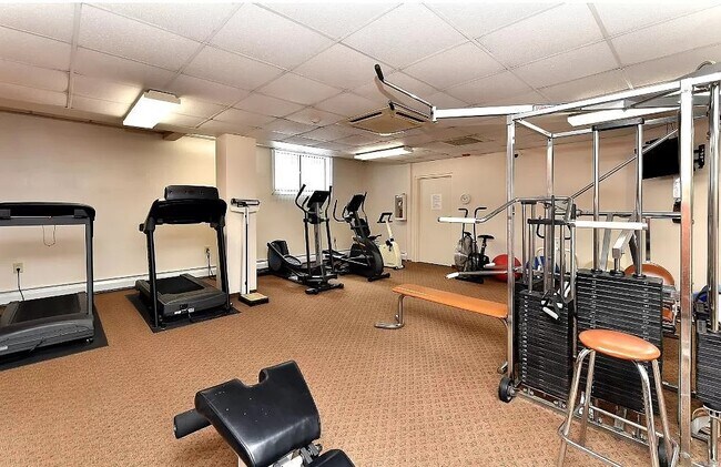 Building Photo - 1304 W Medicine Lake Dr