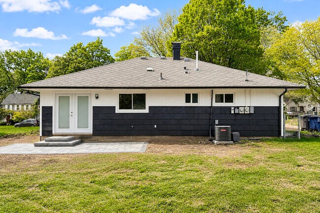 Building Photo - 1334 Miller Ave