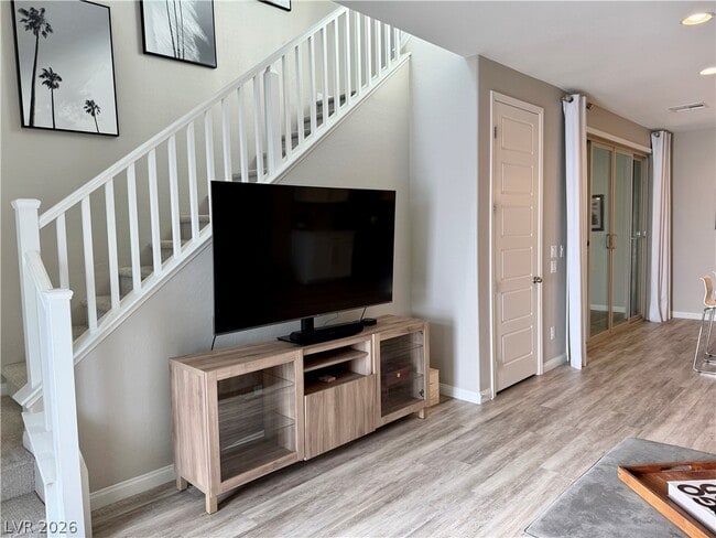 Building Photo - 572 Pear Lake St