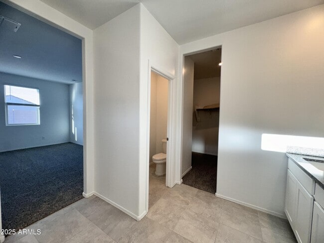 Building Photo - 1137 W Chimes Tower Dr