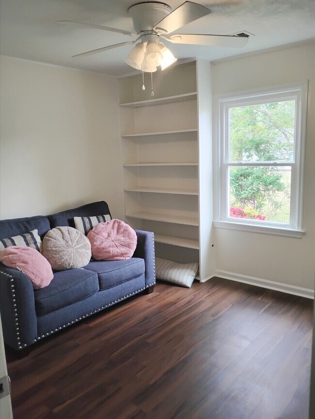 Building Photo - Stunning 3 Bedroom/2 Bath Awaits You