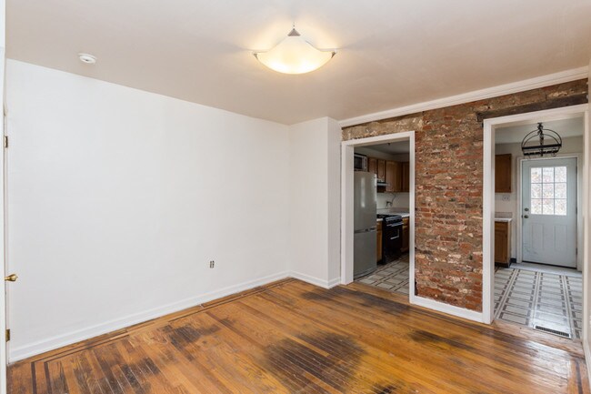 Building Photo - 2582 Collins St