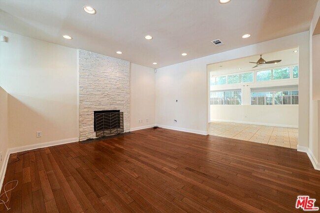 Building Photo - 22750 Clarendon St