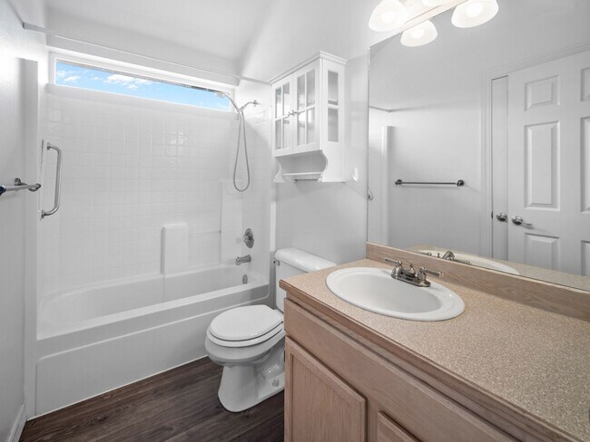Building Photo - 4bedroom/3bath w/Garage/washer/dryer/fence...