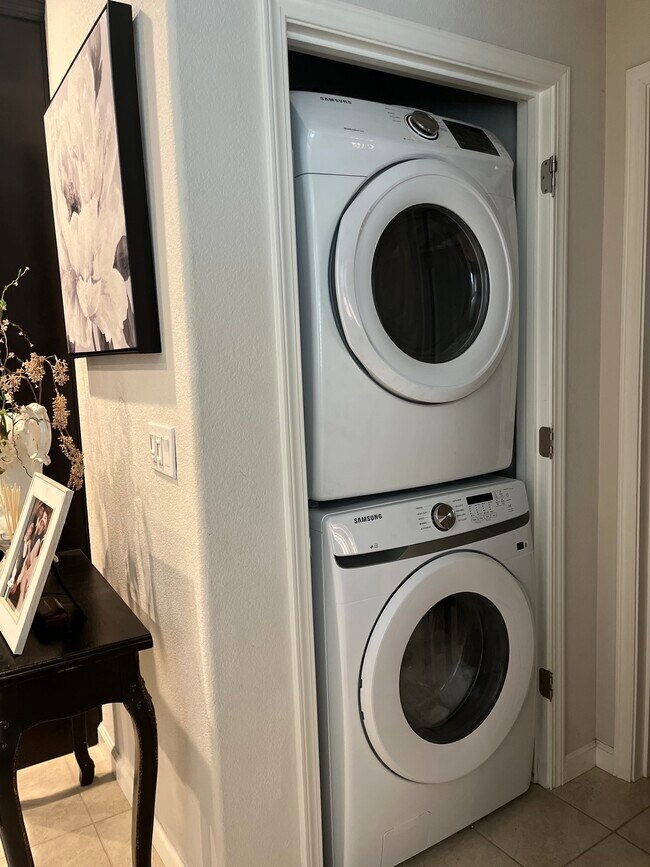 Building Photo - 1432 S Hart Dr