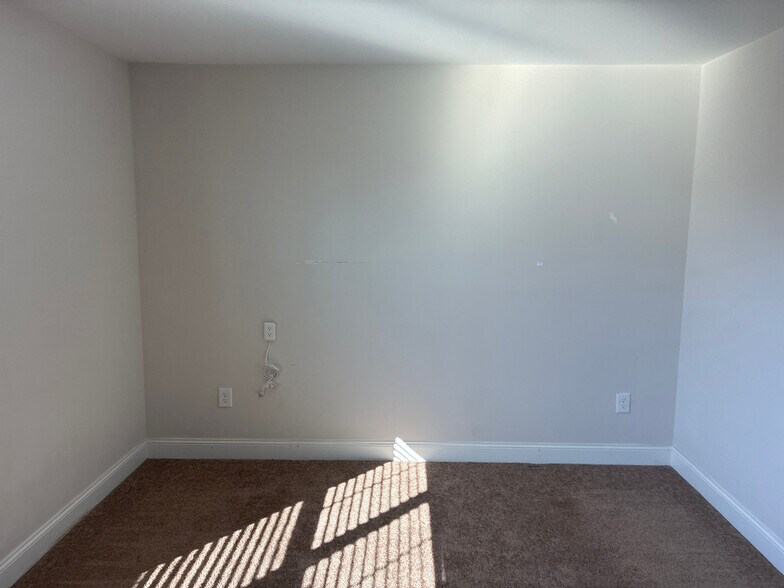 Building Photo - Room in House on Benjamin Dr