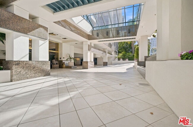 Building Photo - 10724 Wilshire Blvd